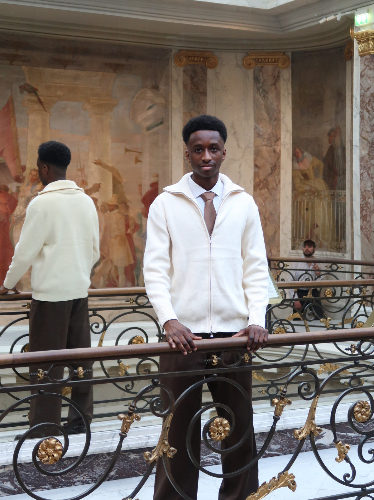 Porter l’ensemble tricotsans en faire trop